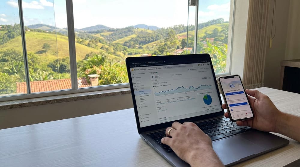 Tela de computador mostrando um site profissional carregando rapidamente em um escritório local